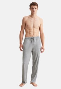 Grijze katoenen pyjamabroek met een elastische tailleband, trekkoordsluiting en een recht model. Geen zakken. Zacht, lichtgewicht materiaal.