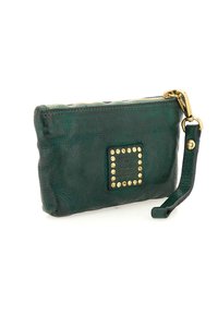 Borsa in pelle verde con superficie strutturata, dettagli in oro e borchie decorative. Dotata di chiusura con cerniera e cinturino da polso removibile.