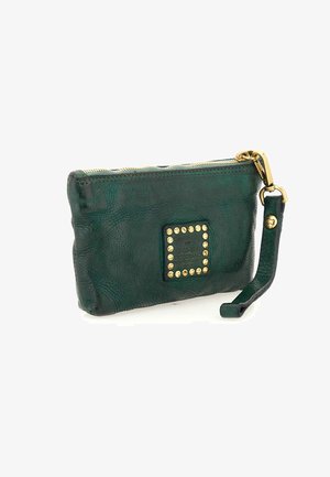 Borsa in pelle verde con superficie strutturata, dettagli in oro e borchie decorative. Dotata di chiusura con cerniera e cinturino da polso removibile.
