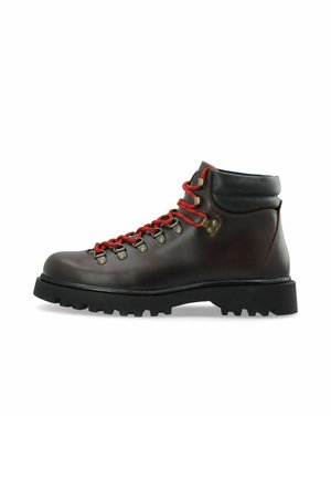 Botte de randonnée en cuir marron foncé avec lacets rouges, œillets métalliques, col noir rembourré et semelle noire épaisse et robuste.