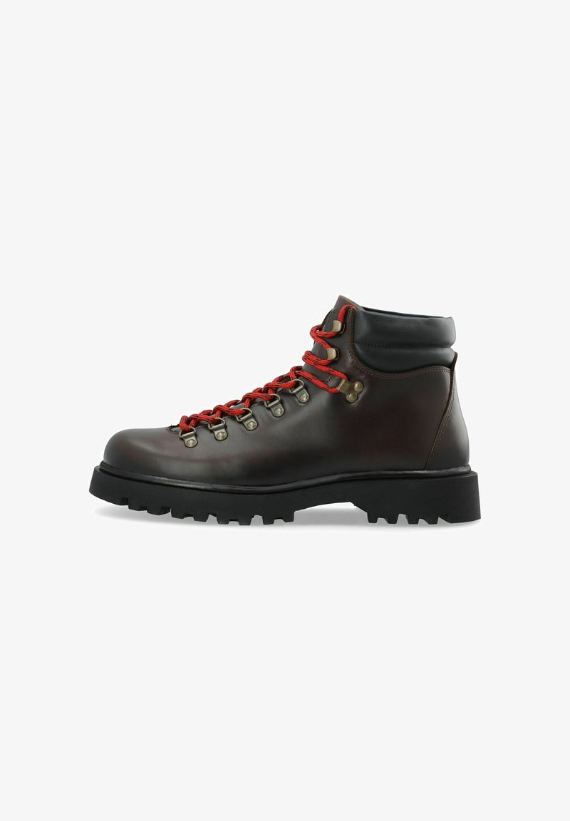 Botte de randonnée en cuir marron foncé avec lacets rouges, œillets métalliques, col noir rembourré et semelle noire épaisse et robuste.