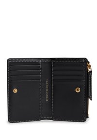 Μαύρο δερμάτινο πορτοφόλι με πολλαπλές θήκες για κάρτες, χρυσά μεταλλικά στοιχεία, αντίθετη λευκή ραφή και φερμουάρ για τα κέρματα.