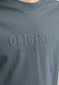 Jack & Jones Junior T-SHIRT GEDRUCKT T-SHIRT JUNIOR - Trükipildiga T-särk - stormy weather