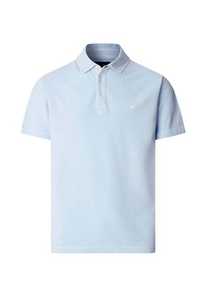 Hellblaues kurzärmeliges Polohemd mit Kragen, dreiknöpfiger Knopfleiste und kleinem gesticktem Logo auf der linken Brust.
