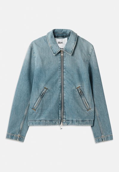 Ανοιχτό μπλε τζιν μπουφάν με φερμουάρ μπροστά, μυτερό γιακά και δύο τσέπες με φερμουάρ. Διαθέτει ραμμένα σχέδια και cropped σχεδίαση.