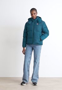 Tommy Jeans ALASKA PUFFER - Jakna ispunjena paperjem - deep seawater
