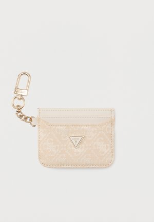 Portacarte Guess beige con motivo a fantasia, dotato di fessure superiori per carte e moschettone in metallo color oro sulla parte sinistra.