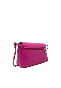 Borsa a tracolla in pelle rosa con texture liscia, forma rettangolare, tasca frontale con zip e tracolla regolabile.