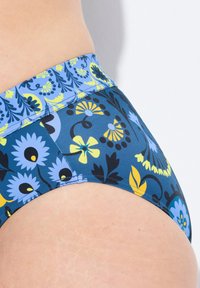 Blommig baddräkt med nyanser av blått, svart och gult. Slät tyg, bred midjeresår, prydd med ett detaljerat blommönster.