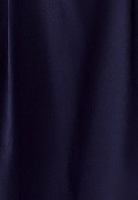 Temno modra tkanina s gladko teksturo, ki prikazuje enotno, proti gubam odporno zasnovo. Površina se zdi sijoča, brez vzorcev ali okrasnih elementov.