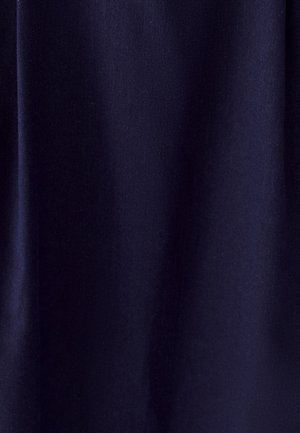 Tumesinine kangas sujuva tekstuuriga, mis näitab kindlat ja kortsumiskindlat disaini. Pind näib läikiv ilma mustrite või kaunistusteta.