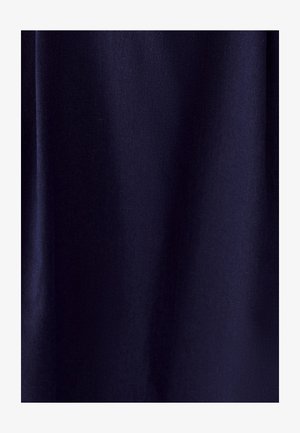 Tumesinine kangas sujuva tekstuuriga, mis näitab kindlat ja kortsumiskindlat disaini. Pind näib läikiv ilma mustrite või kaunistusteta.