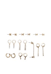 Set di orecchini color oro, inclusi orecchini a forma di chiodo, cerchi e pendenti. Caratterizzati da cristalli trasparenti, design geometrici e lunghezze variabili.