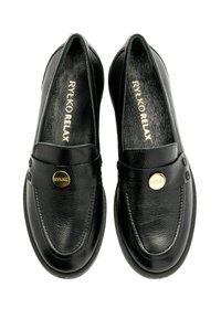 Czarne skórzane mokasyny o teksturowanym wykończeniu, z okrągłym złotym akcentem, płaską podeszwą oraz prostym, zaokrąglonym kształtem. Minimalistyczny design.