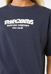 Camiseta de algodón azul marino con un logo gráfico blanco que dice "Ripcurl Surfing Company" con el año "desde 1969" debajo.