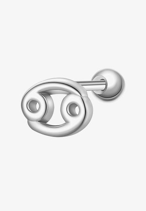 Silberner Ohrstecker aus Metall mit poliertem Krebs-Zeichensymbol und zwei runden Aussparungen auf einem einzelnen Steg.
