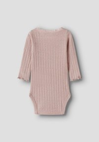 Langärmliger pinker gerippter Bodysuit mit strukturiertem Muster und gewellten Kanten, rundem Ausschnitt und Druckknopfverschluss im Schritt.