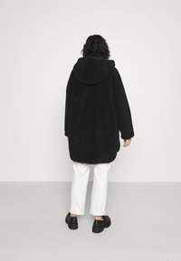 ONLY Petite Abrigo de invierno - black