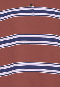 Polo rouge rouille avec des rayures horizontales bleu marine, bleu clair et blanc. Doté d'un bouton noir au col. Tissu texturé.