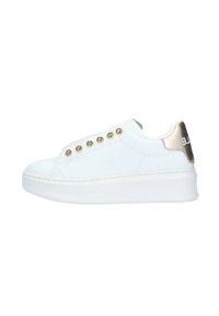 Sneaker bianca con accentuazione dorata lucida sul tallone, suola piatta e chunky bianca, cinque dettagli con bottoni dorati sul lato, materiale in pelle liscia, design minimal.