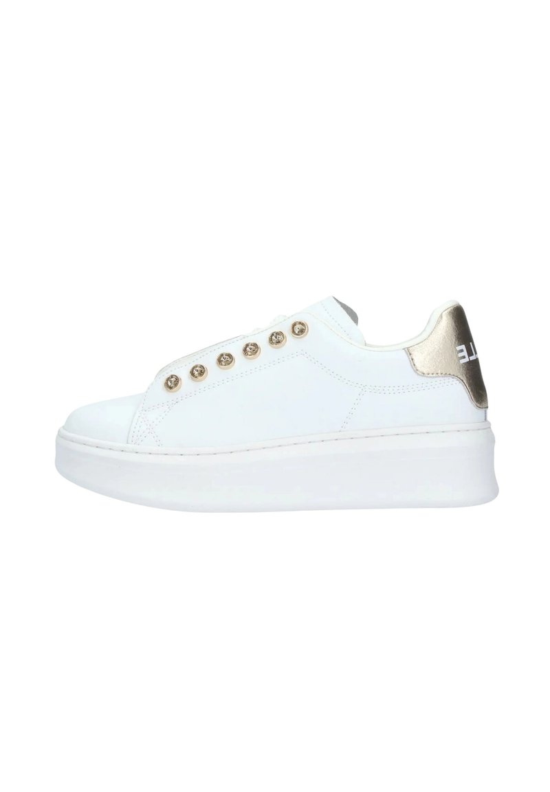 Sneaker bianca con accentuazione dorata lucida sul tallone, suola piatta e chunky bianca, cinque dettagli con bottoni dorati sul lato, materiale in pelle liscia, design minimal.
