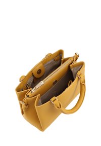 Gele leren handtas met dubbele bovenhandvatten, een binnenzak met rits en een magneetsluiting. Gestructureerde afwerking met accenten van goudkleurige hardware.