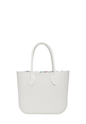 Witte tote bag met ronde basis, glad synthetisch materiaal, twee gebogen handvatten en een kleurrijke gestreepte voering die zichtbaar is aan de bovenkant.