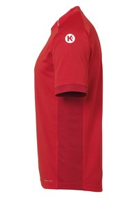 Rotes Polo-Shirt mit kurzen Ärmeln und rundem Kragen, aus atmungsaktivem Material. Mit einem weißen Akzent und einem runden Logo auf dem linken Ärmel.