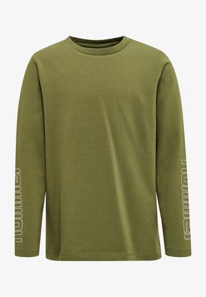Olivegrünes Langarmshirt mit Rundhalsausschnitt und weißem Markenschriftzug, der vertikal an beiden Ärmeln verläuft.