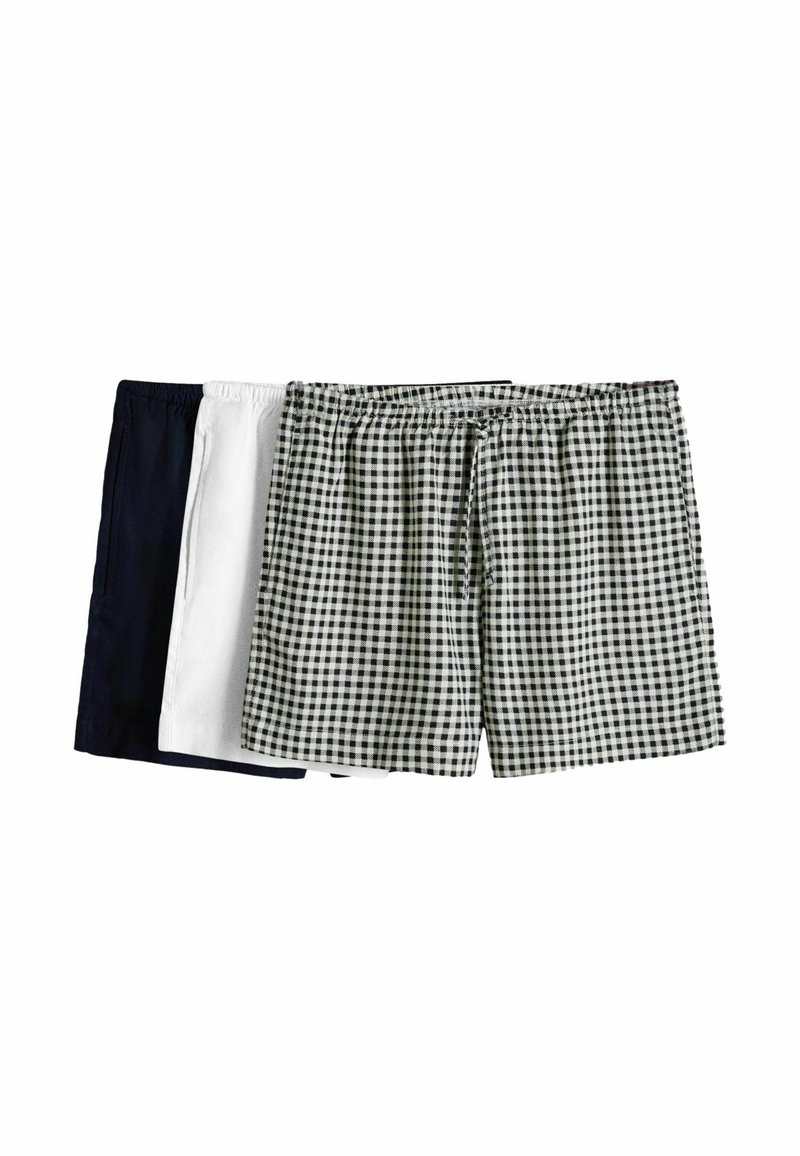 Drei Herren-Shorts in Marineblau, Weiß und schwarz-weiß kariert, flach liegend mit elastischen Bündchen und Kordelzügen.