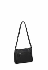 Bolso de mano de cuero negro con una única correa ajustable, cierre superior con cremallera y un bolsillo frontal. Presenta un acabado texturizado y detalles en metal plateado.