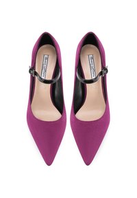 Décolleté fucsia in suede con punta affusolata, cinturino alla caviglia nero e interno liscio e lucido. Presenta il logo dorato sulla soletta.