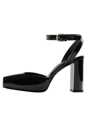 Sorte laklæder platform sko med åben tå, ankelrem, firkantet form og en kraftig firkantet hæl. Spænde lukningsdetalje.
