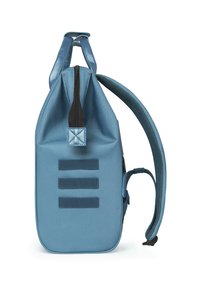 Zaino in tessuto blu con una forma strutturata. Presenta una chiusura con zip, spallacci imbottiti e tre sezioni a loop sui lati.