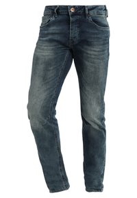 Vaqueros de mezclilla azul oscuro con corte recto, que presentan un lavado desgastado, diseño de cinco bolsillos y cierre de botón metálico.