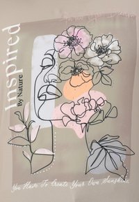 Illustration abstraite mettant en avant des fleurs et des feuilles dans des teintes douces de rose et de pêche, avec des contours noirs, rehaussée de points métalliques et de texte.