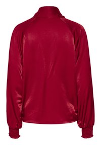 Giacca rossa in satin con colletto, maniche lunghe a raglan e polsini arricciati, caratterizzata da una texture liscia e lucida e una vestibilità leggermente ampia.