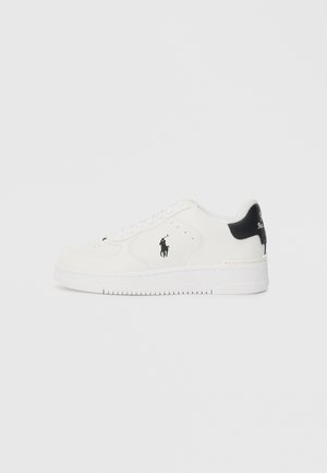 Baskets en cuir blanc avec une accent noir au niveau du talon, bout rond, détails perforés, lacets plats et un petit logo sur le côté.