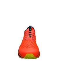 Chaussure de course avec un dessus en mesh orange vif, accents noirs, et une semelle texturée avec un talon jaune-vert. Cinq paires d'œillets pour les lacets.
