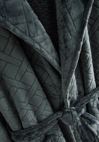 Ciemnoszary, pikowany szlafrok z miękkim, fakturowanym kołnierzem, wiązany w pasie.