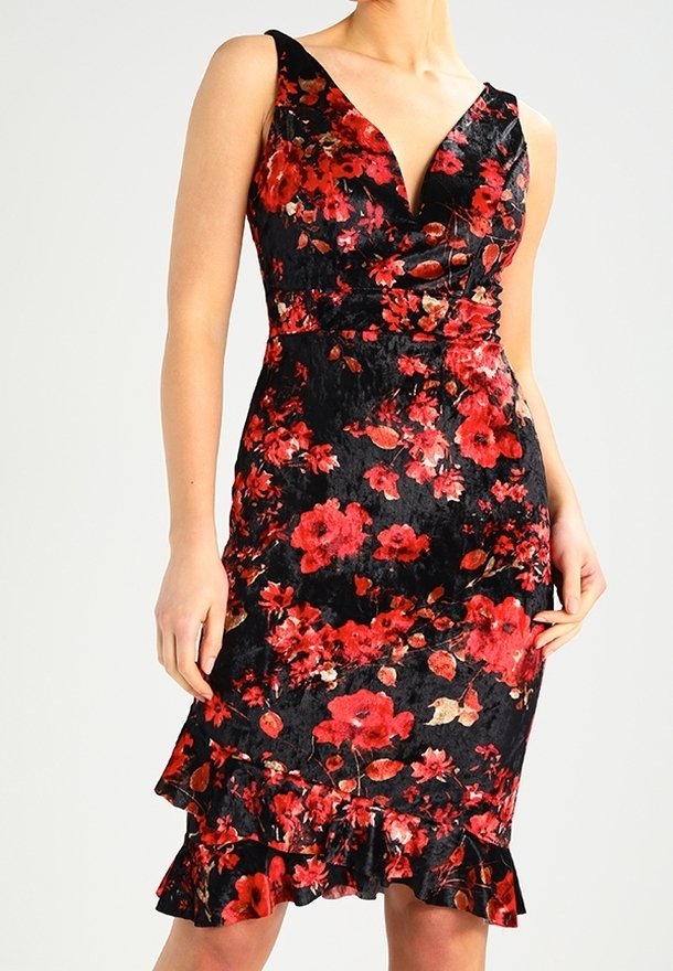 Ärmelloses schwarzes Samtkleid mit rotem Blumenmuster, V-Ausschnitt, figurbetonter Taille und gerafftem Saum über dem Knie.