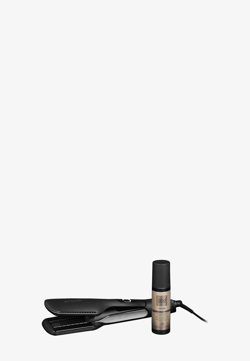 Czarna prostownica o błyszczącej powierzchni i zaokrąglonych krawędziach, obok mała czarna butelka z złotym detalem ze sprayem ochronnym przed ciepłem.