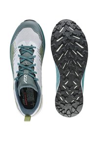 Scarpe da trail con una tomaia in rete grigia caratterizzata da dettagli verdi, collare imbottito e una suola in gomma nera testurizzata con lugs triangulari per una migliore aderenza.