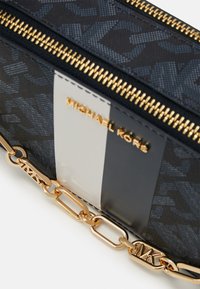 MICHAEL Michael Kors JET SET CHAIN POUCHETTE - Håndtasker - blue