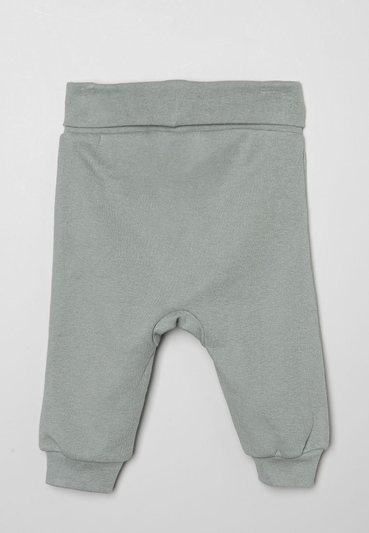 Pantalons pour bébé en coton gris clair avec une taille élastique, des poignets fuselés et des renforts aux genoux pour le confort et la mobilité. Tissu doux et texturé.