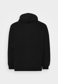 Sudadera negra con una textura suave, que presenta una capucha, mangas largas y un dobladillo recto. Diseño simple sin logotipos ni acentos visibles.