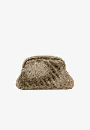Bolso de mano beige tejido con forma de trapecio redondeado y marco estructurado en la parte superior para cierre.