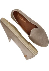 Beige geklede instapschoenen van suède met een natuurlijke espadrille zool. Ronde neus, decoratieve stiksels en een klein merketiketje aan de zijkant.