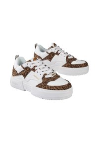 Sneakers con stampa leopardata, dettagli in pelle bianca, punta rotonda, suola spessa bianca e design con lacci, dotati di logo sul lato.