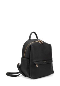 Zaino in pelle nera con superficie texturizzata, dettagli della cerniera dorati, manico superiore e tasca frontale. Design compatto e moderno.